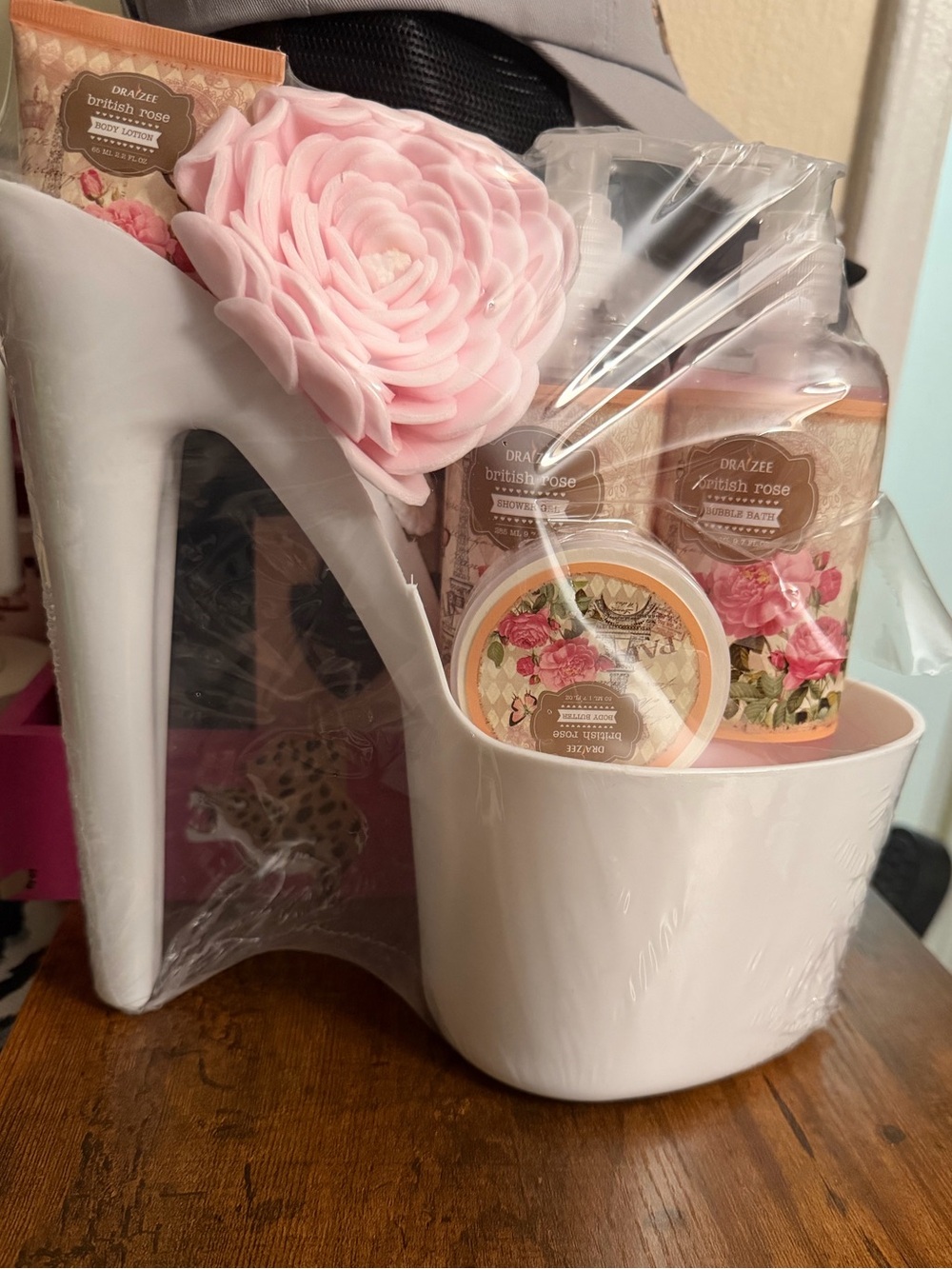 Giant plastic high heel shoe with British Rose Bath Gift Set - NWT 👠🌹